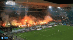 巴黎球迷在场内放烟花，裁判在姆巴佩双响后提前结束比赛