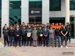 武汉卓尔足球队球员受西甲联盟邀请出席西甲联盟总部举行的招待会