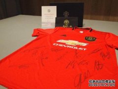 暖心！曼联官方向患癌教练赠送全队签名球衣和索帅签名信