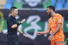 《澎湃新闻》：鲁能球员赛后抨击裁判不合适，足协应当进行干预