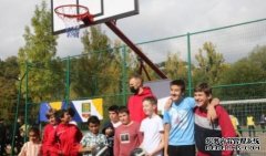 扎南-穆萨在黑山援建的篮球场和足球场于昨日启用